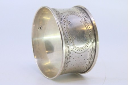 Argola de guardanapo em prata com frisos gravados envolvendo cartela para monograma.